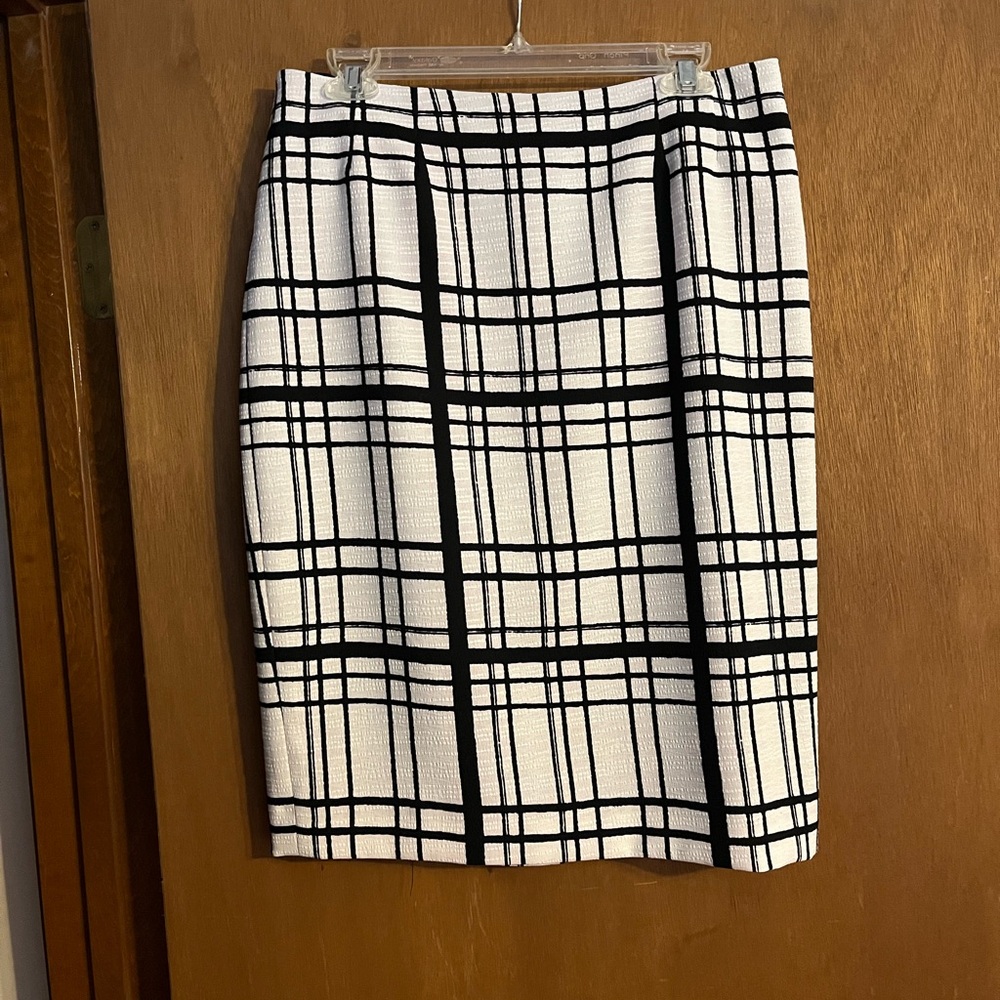Classic Black and White Plaid Skirt